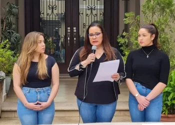 ana garcia hijas 696x473 1