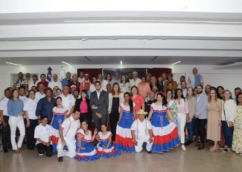 foto general de los que intervinieron en el lanzamiento