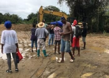 un grupo de garifunas se presento ayer al predio que reclaman como herencia de sus ancestros 696x374 1