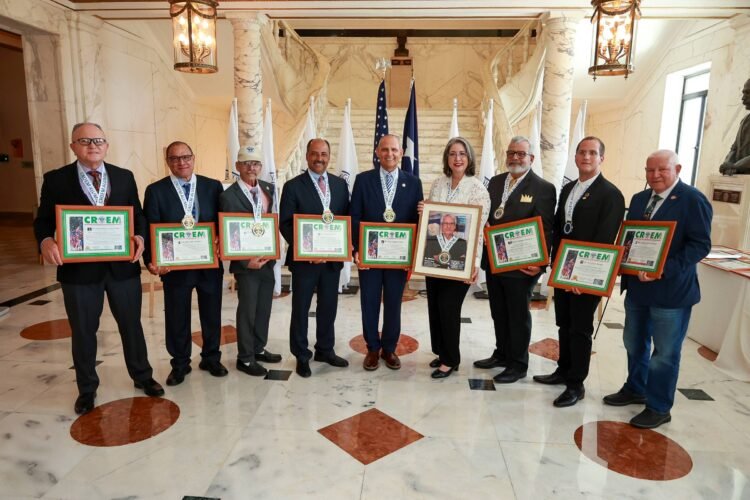 p1010262 primer grupo reconocimientos medalla croem alumni 2024 bbb