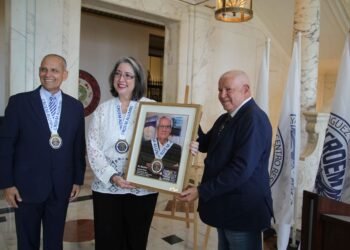 img 3572 croem alumni reconoce biologo marino al dr. mazimo cerame vivas en cereminia en el capitolio