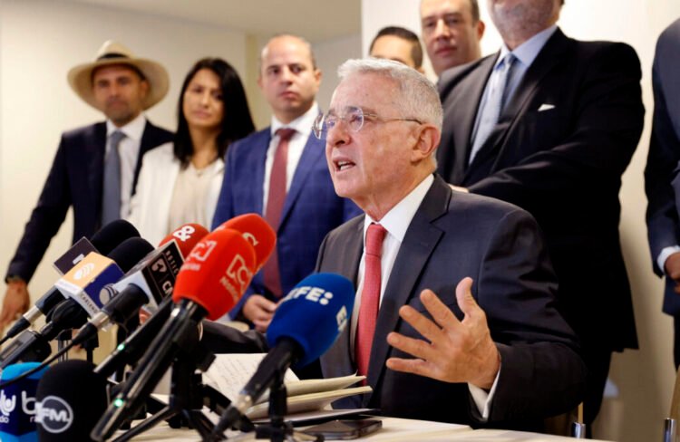 expresidente alvaro uribe acusacion fiscalia soborno testigos e1716729632870