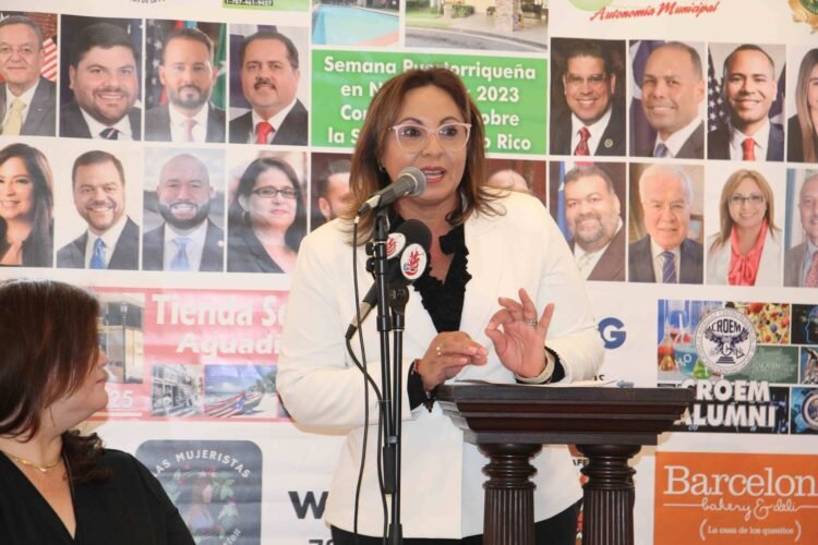 la relacionista público wanda nazario participando del conversatorio en ny