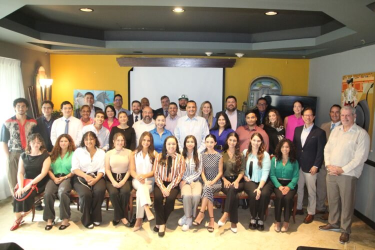 img 0413 vemos al grupo de becarios de fundación de la herencia hispana junto a los miembros del grupo 21