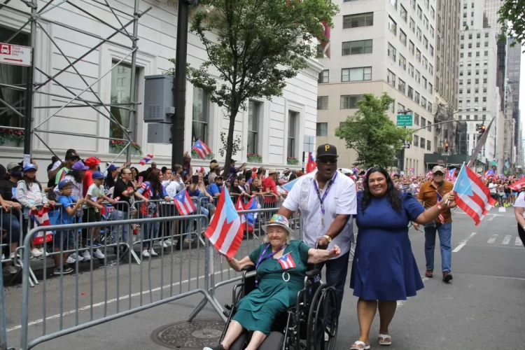 img 7178 dona matilde rodriguez rodriguez 96 anos ayudada por el esposo de su nieta kevin vannreyes scaled
