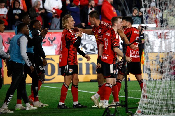 Forsberg fue derribado en el área por Rudy Camacho para dar un penalti a Nueva York.