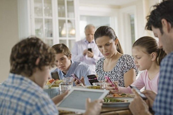 celular en la mesa 267972 no1166704 mg9611937