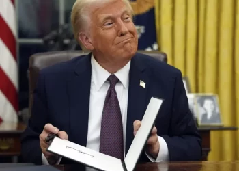 donald trump firma i primi ordini esecutivi allo studio ovale alla casa bianca 1140x570