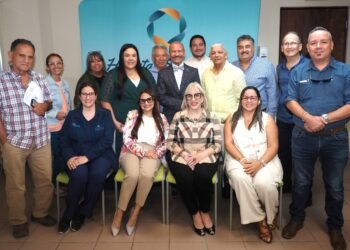 p3070073 el psiquiatra dr. edgardo prieto junto a un grupo de medicos y profesionales de la salud participantes del taller