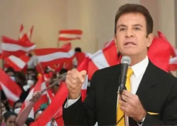 Salvador Nasralla juramenta su comisión de campaña en Tegucigalpa