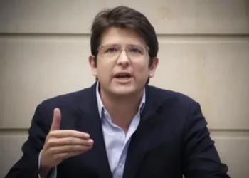 Miguel Uribe en Estado Crítico: Un Llamado a la Reflexión sobre la Violencia en Colombia