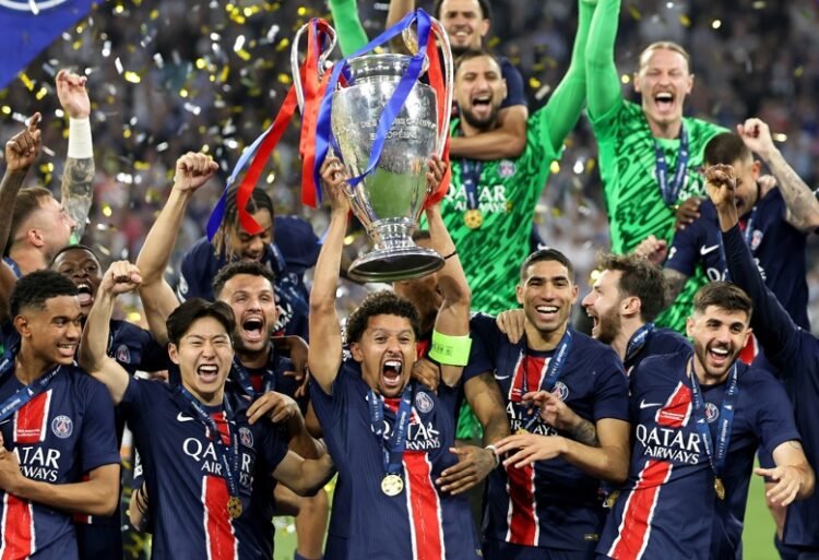 Munich (Germany), 31/05/2025.- PSG captain Marquinhos lifts the trophy after the team won the UEFA Champions League final between Paris Saint-Germain and Internazionale Milano in Munich, Germany 31 May 2025. PSG won 5-0. (Liga de Campeones, Alemania) EFE/EPA/RONALD WITTEK