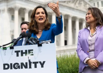 🏛️🇺🇸 Dos congresistas latinas impulsan proyecto para dar estatus legal temporal a ciertos inmigrantes indocumentados