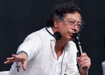 Gustavo Petro denuncia a Álvaro Leyva por conspiración: Un análisis de la crisis política en Colombia
