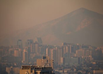 ¡Chile en llamas! Incendio forestal afecta más de 2.000 hectáreas y hay nube de humo sobre Santiago