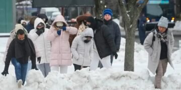 Nueva York pide paciencia para limpiar nieve: Adultos mayores y discapacitados, los más afectados