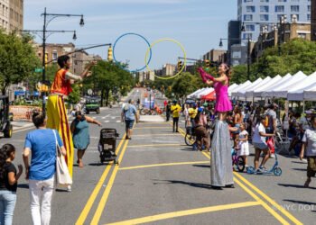 EL NYC DOT BUSCA COLABORADORES PARA LA PROGRAMACIÓN DE SUMMER STREETS Y EL DÍA DE LA TIERRA SIN AUTOS DE 2026