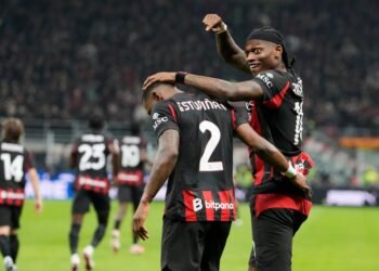 Rafael Leao y Estupiñán celebran el golLuca Bruno. Foto: MARCA
