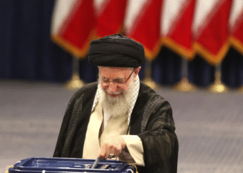 El líder supremo de Irán, el ayatolá Alí Jamenei, deposita su voto durante la segunda vuelta de las elecciones presidenciales en Teherán el 28 de junio de 2024 (Foto de ATTA KENARE / AFP) / Archivo)