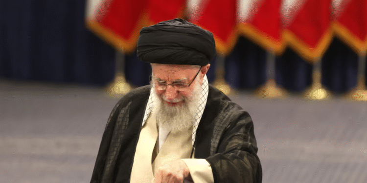 El líder supremo de Irán, el ayatolá Alí Jamenei, deposita su voto durante la segunda vuelta de las elecciones presidenciales en Teherán el 28 de junio de 2024 (Foto de ATTA KENARE / AFP) / Archivo)