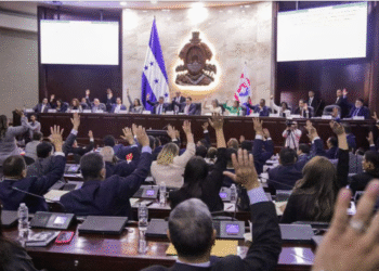 Los diputados Mario Segura y Sergio Castellanos protagonizan un cruce de acusaciones y se someten a un antidoping ante la prensa. (Foto: Congreso Nacional de Honduras)