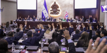 Los diputados Mario Segura y Sergio Castellanos protagonizan un cruce de acusaciones y se someten a un antidoping ante la prensa. (Foto: Congreso Nacional de Honduras)