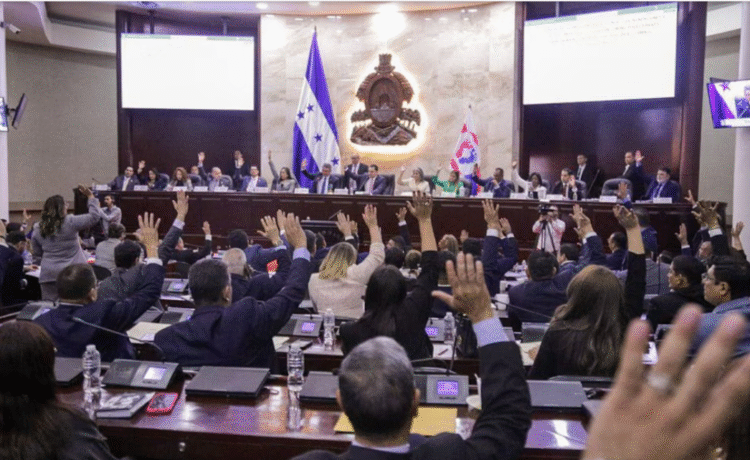 Los diputados Mario Segura y Sergio Castellanos protagonizan un cruce de acusaciones y se someten a un antidoping ante la prensa. (Foto: Congreso Nacional de Honduras)