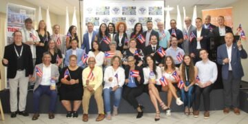 Vemos de izquierda a derecha a Nydia Yanira Reyes (delegada en Estados Unidos), la representante del Distrito 43 en el Estado de la Florida Johanna López Castillo, Julio Weber (primer estudiante de CROEM 1968) y Lydia Burgos Pagán (CROEM 1979 y gerente de finanzas de la empresa Campofresco elaboradora de los Jugos Lotus).