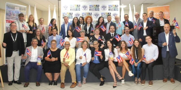 Vemos de izquierda a derecha a Nydia Yanira Reyes (delegada en Estados Unidos), la representante del Distrito 43 en el Estado de la Florida Johanna López Castillo, Julio Weber (primer estudiante de CROEM 1968) y Lydia Burgos Pagán (CROEM 1979 y gerente de finanzas de la empresa Campofresco elaboradora de los Jugos Lotus).