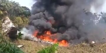 Una imagen del estado de la aeronave tras colisionar contra el suelo. (EFE)