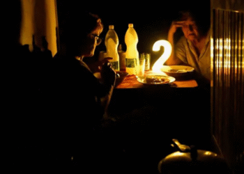 Dos mujeres cenan casi a oscuras en una vivienda de La Habana durante el último apagón total, iniciado el sábado Norlys Perez | REUTERS