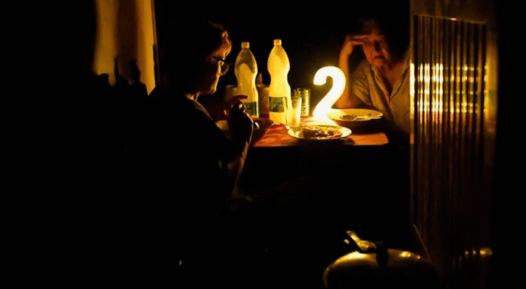 Dos mujeres cenan casi a oscuras en una vivienda de La Habana durante el último apagón total, iniciado el sábado Norlys Perez | REUTERS