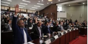 El reglamento que permite pasaportes diplomáticos vitalicios fue aprobado en mayo de 2026 por la Cancillería bajo la gestión de Enrique Reina y provocó fuertes cuestionamientos políticos y jurídicos. (Cortesía: Congreso de Honduras)