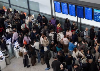 Personas esperan en una fila de la TSA en el Aeropuerto Internacional John F. Kennedy, el domingo 22 de marzo de 2026, en Nueva York. (AP Foto/Yuki Iwamura)