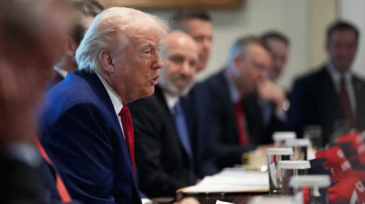 El presidente de EE.UU., Donald Trump, habla durante una reunión de gabinete en la Casa Blanca el 30 de abril en Washington. Andrew Harnik/Getty Images