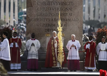 El papa en su primer Domingo de Ramos en la Plaza de San Pedro.