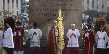 El papa en su primer Domingo de Ramos en la Plaza de San Pedro.