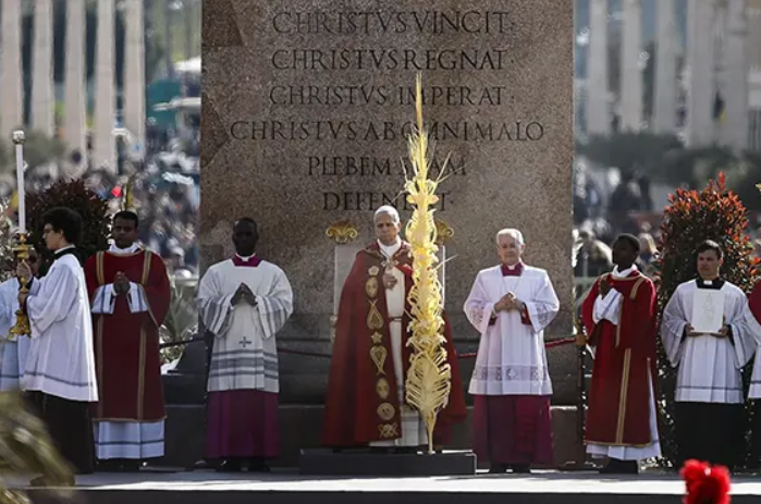 El papa en su primer Domingo de Ramos en la Plaza de San Pedro.