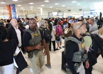 Llegan agentes de ICE al área de las filas en el Aeropuerto Internacional Luis Muñoz Marín. Agentes del Servicio de Inmigración y Control de Aduanas (ICE, por sus siglas en inglés) llegaron en la mañana del lunes al área de seguridad con largas filas en el Aeropuerto Internacional Luis Muñoz Marín, en Carolina