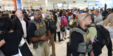 Llegan agentes de ICE al área de las filas en el Aeropuerto Internacional Luis Muñoz Marín. Agentes del Servicio de Inmigración y Control de Aduanas (ICE, por sus siglas en inglés) llegaron en la mañana del lunes al área de seguridad con largas filas en el Aeropuerto Internacional Luis Muñoz Marín, en Carolina
