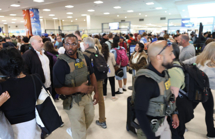 Llegan agentes de ICE al área de las filas en el Aeropuerto Internacional Luis Muñoz Marín. Agentes del Servicio de Inmigración y Control de Aduanas (ICE, por sus siglas en inglés) llegaron en la mañana del lunes al área de seguridad con largas filas en el Aeropuerto Internacional Luis Muñoz Marín, en Carolina