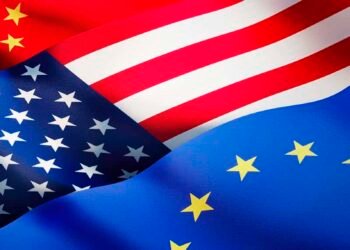 Banderas de China, EEUU y la UE ondeando. Foto: peterschreiber.media / Getty Images