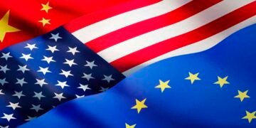 Banderas de China, EEUU y la UE ondeando. Foto: peterschreiber.media / Getty Images