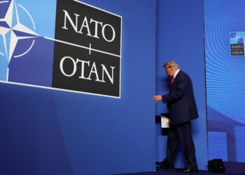 Trump en la cumbre de la OTAN en La Haya, Países Bajos. La alianza, fundada en 1949, nunca ha perdido un miembro. (REUTERS/Piroschka Van De Wouw) Imagen cortesía de: infobae.com.