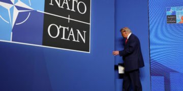 Trump en la cumbre de la OTAN en La Haya, Países Bajos. La alianza, fundada en 1949, nunca ha perdido un miembro. (REUTERS/Piroschka Van De Wouw) Imagen cortesía de: infobae.com.