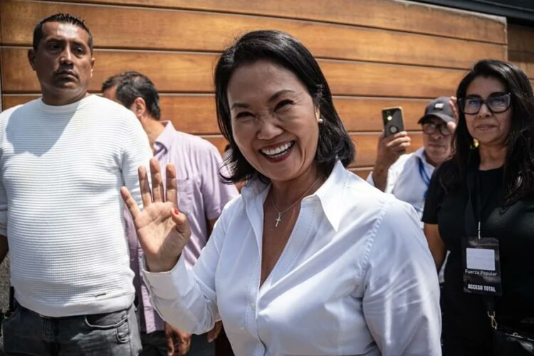 La candidata presidencial peruana Keiko Fujimori (c) reacciona en una rueda de prensa este lunes, en Lima (Perú). EFE/ Renato Pajuelo Imagen Cortesía de: EFE.