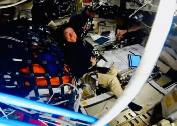 La tripulación supera la marca de Apolo 13 en su viaje lunar.