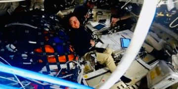 La tripulación supera la marca de Apolo 13 en su viaje lunar.