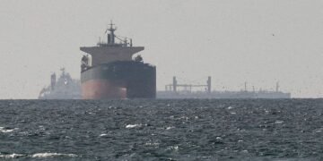 Un carguero cerca del estrecho de Ormuz. (Reuters) Imagen Cortesía de: El Confidencial.