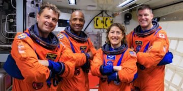 Fotografía cedida por la NASA donde aparecen los astronautas estadounidenses Reid Wiseman (i), Victor Glover (c-i), Christina Koch (c-d), y el canadiense Jeremy Hansen (d) de la misión Artemis II. (NASA) Créditos de imagen web: elconfidencial.com
